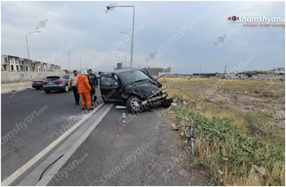 Երևանում «Mercedes»-ը բախվել է էլեկտրասյանը